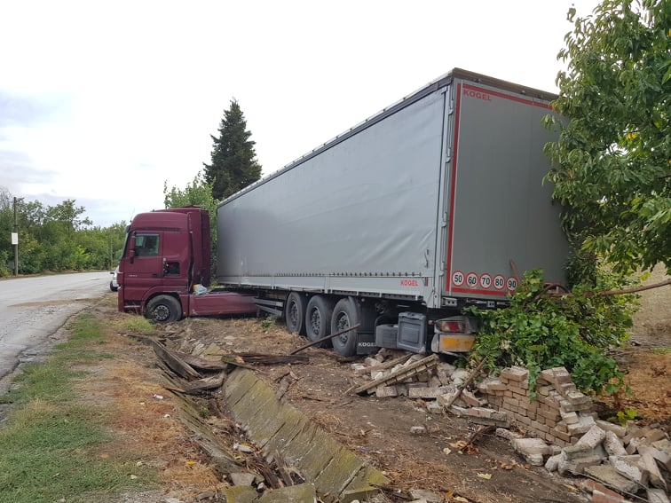 Беларуски тир помете лек автомобил (снимки)