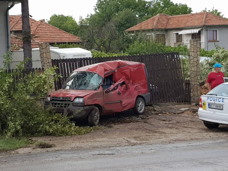 Беларуски тир помете лек автомобил (снимки)