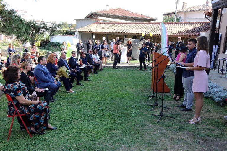 Президентът Радев и вицепрезидентът Йотова наградиха младежи в Свищов