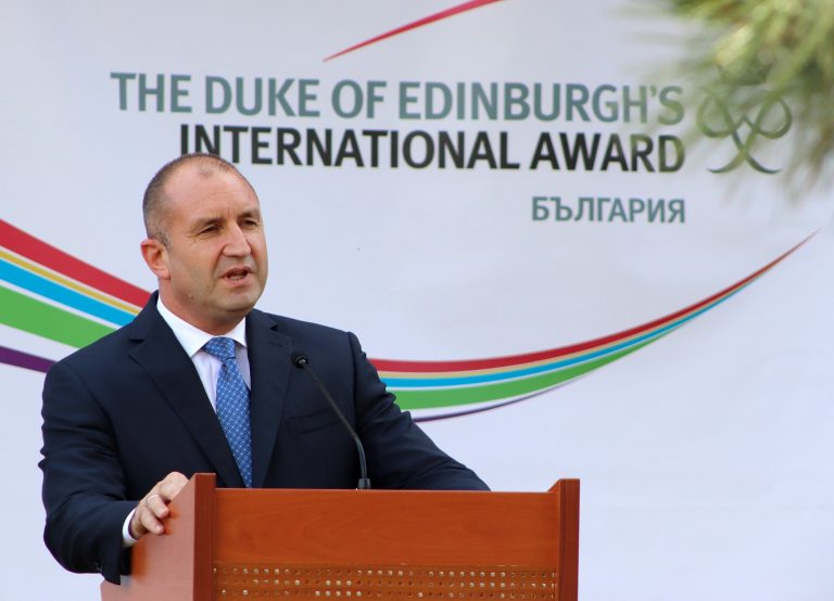 Президентът Радев и вицепрезидентът Йотова наградиха младежи в Свищов