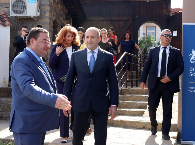 Президентът Радев и вицепрезидентът Йотова наградиха младежи в Свищов