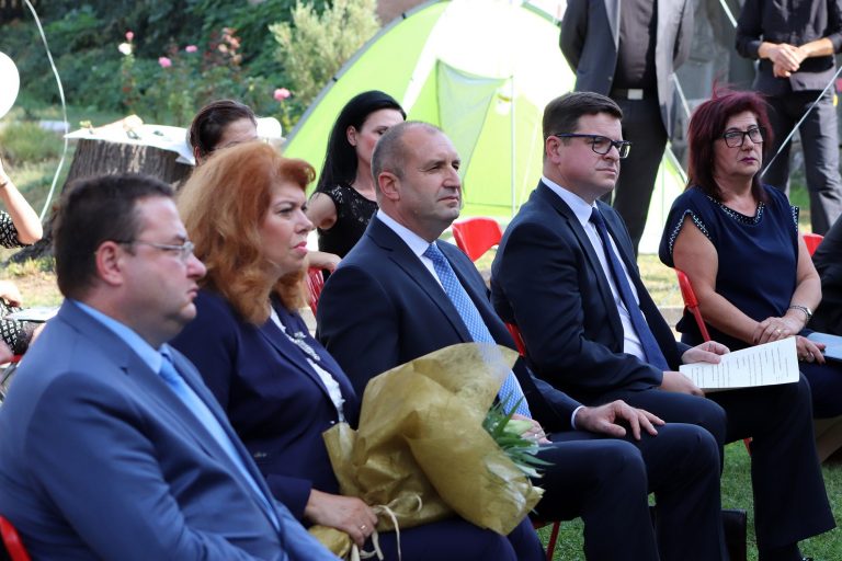 Общество | Президентът Радев и вицепрезидентът Йотова наградиха младежи в Свищов