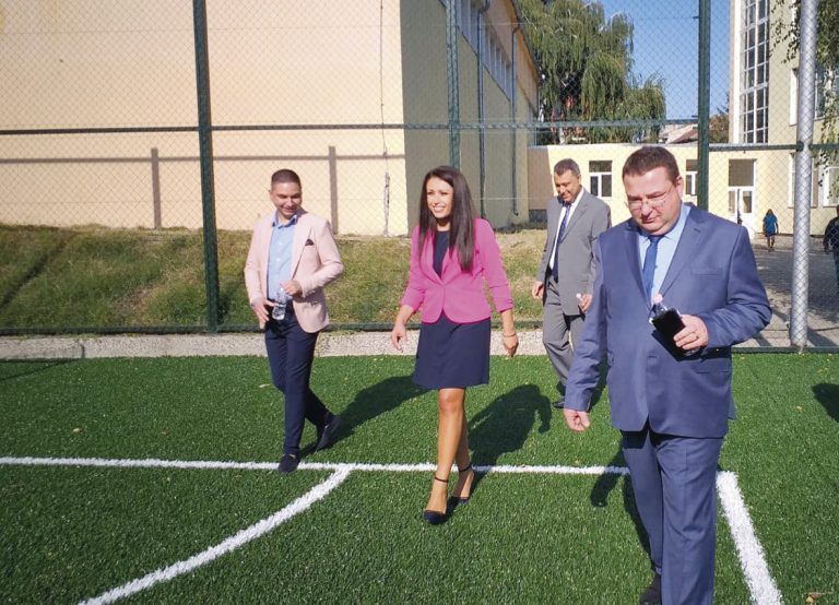 Пари и власт | Станислава Стоянова и Генчо Генчев  откриха в Свищов нови спортни площадки