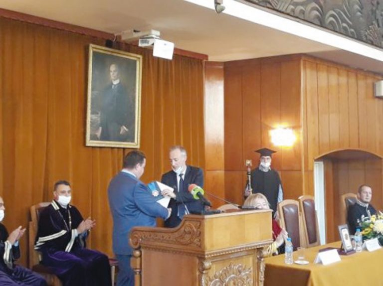 Свищов | Министърът на образованието  Красимир Вълчев получи едно  от най-високите отличия на Свищов