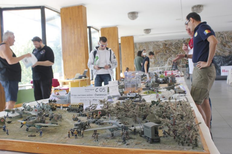 Общество | Умалени копия на цивилна и военна  техника показват във Велико Търново