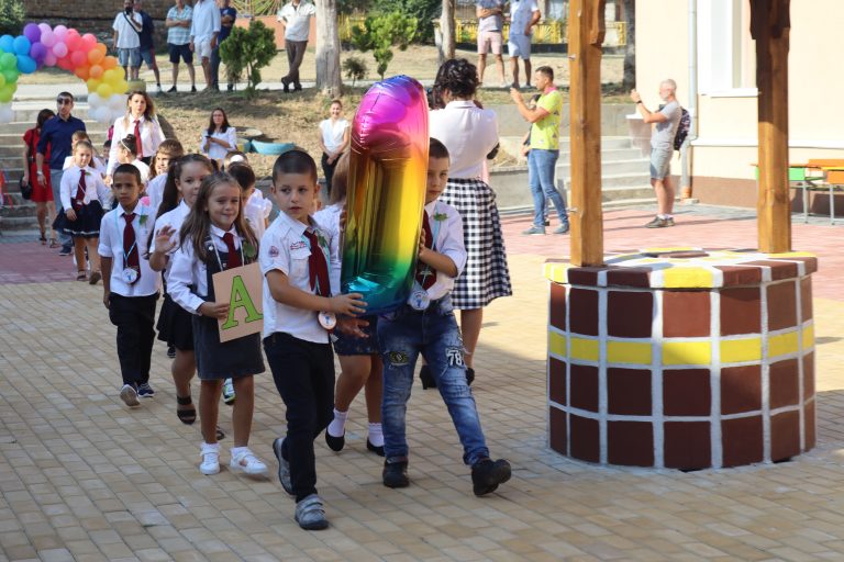 Новата учебна година бе открита тържествено в трите лясковски училища