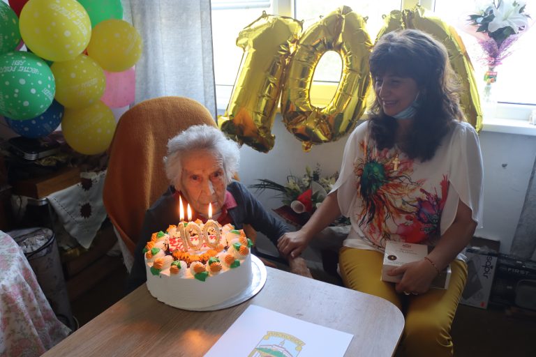 Кметът на Лясковец уважи с подарък и торта възрастна дама за 100-тния й рожден ден