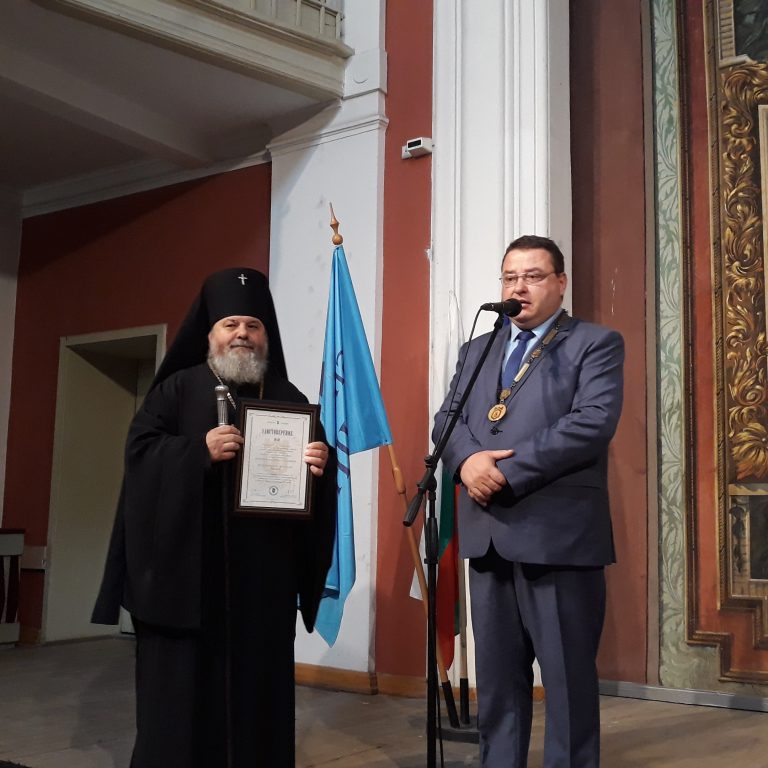 Горещи новини | Великотърновският Митрополит Григорий  стана почетен гражданин на Свищов