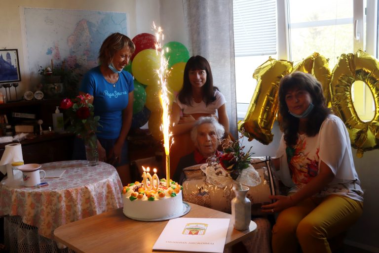 Кметът на Лясковец уважи с подарък и торта възрастна дама за 100-тния й рожден ден