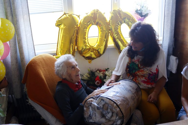 Кметът на Лясковец уважи с подарък и торта възрастна дама за 100-тния й рожден ден