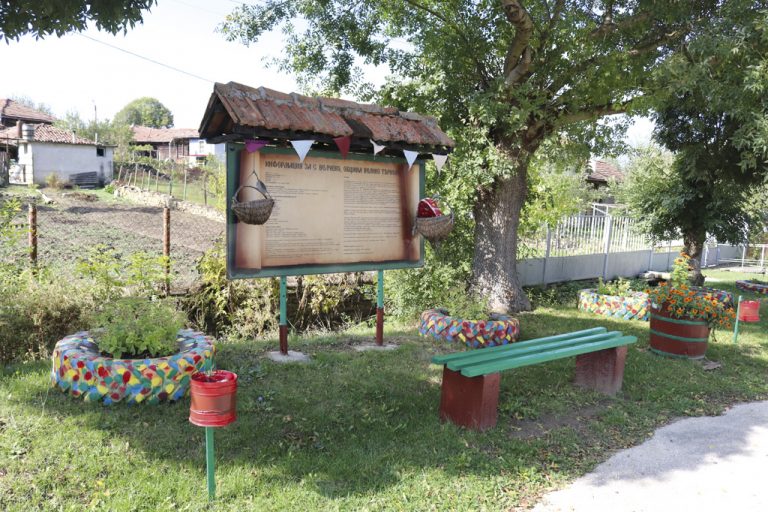 Крими | Откраднаха декоративни глинени фигури от центъра на Велчево