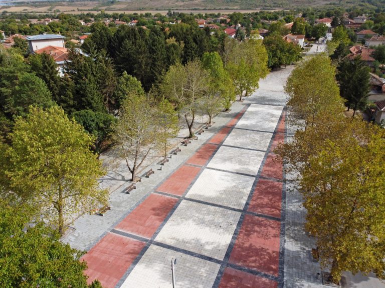 Козаревчани посрещнаха празника си с обновен площад и модернизирана зона за обществен отдих