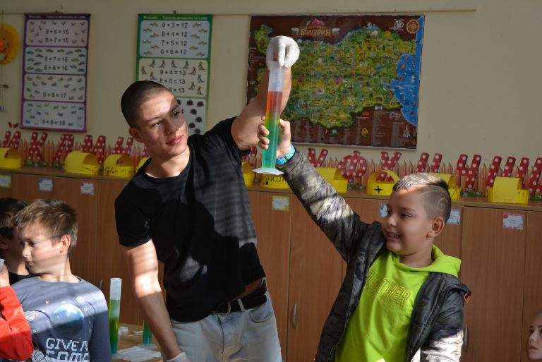 Първокласници в Павликени откриха ДНК-то на банан