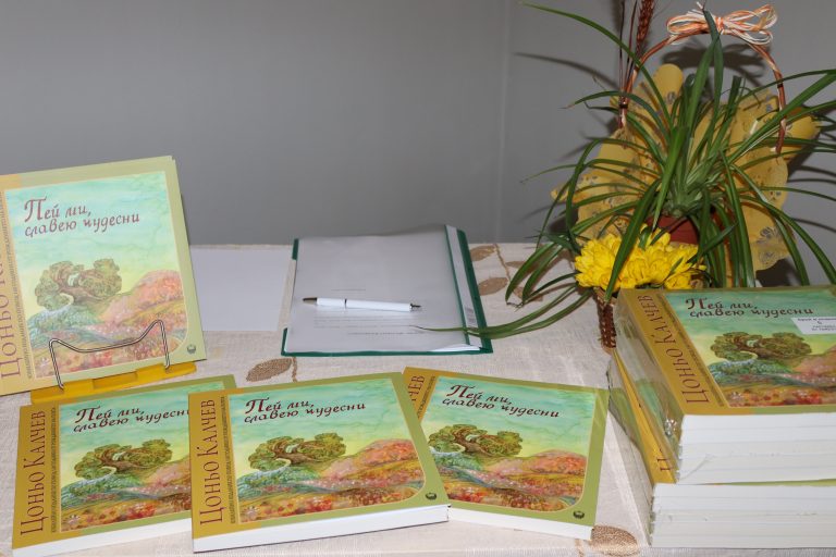 Горещи новини | Книга за Цоньо Калчев дари Регионалната библиотека на всички читалища в община Лясковец