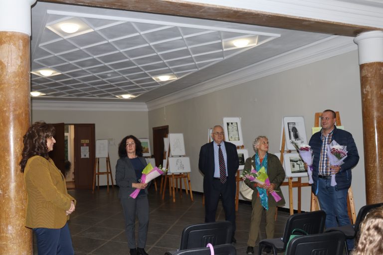 Книга за Цоньо Калчев дари Регионалната библиотека на всички читалища в община Лясковец