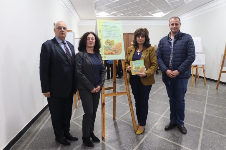 Книга за Цоньо Калчев дари Регионалната библиотека на всички читалища в община Лясковец