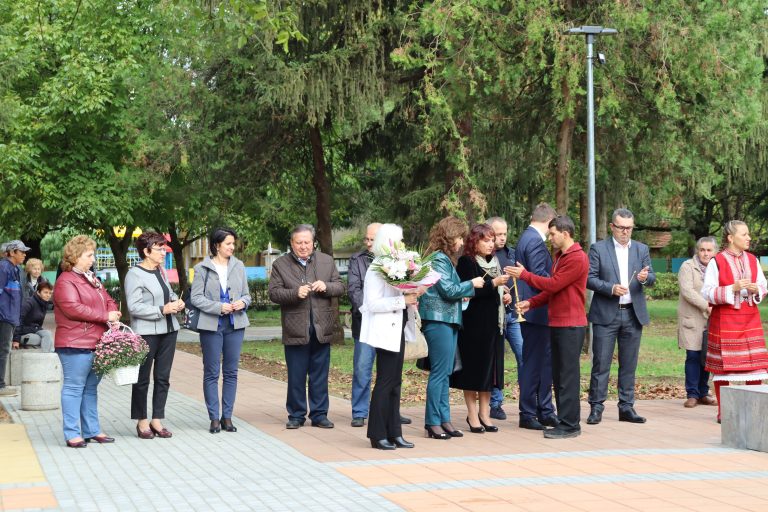 Козаревчани посрещнаха празника си с обновен площад и модернизирана зона за обществен отдих