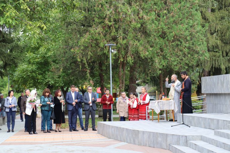 Козаревчани посрещнаха празника си с обновен площад и модернизирана зона за обществен отдих