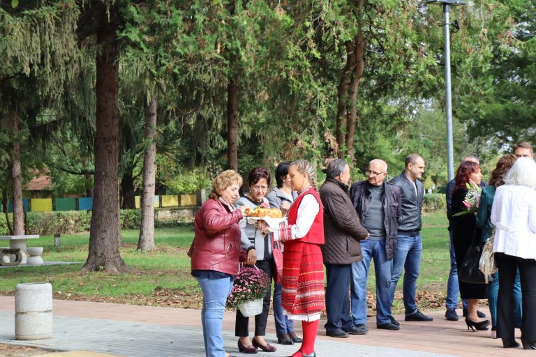 Козаревчани посрещнаха празника си с обновен площад и модернизирана зона за обществен отдих