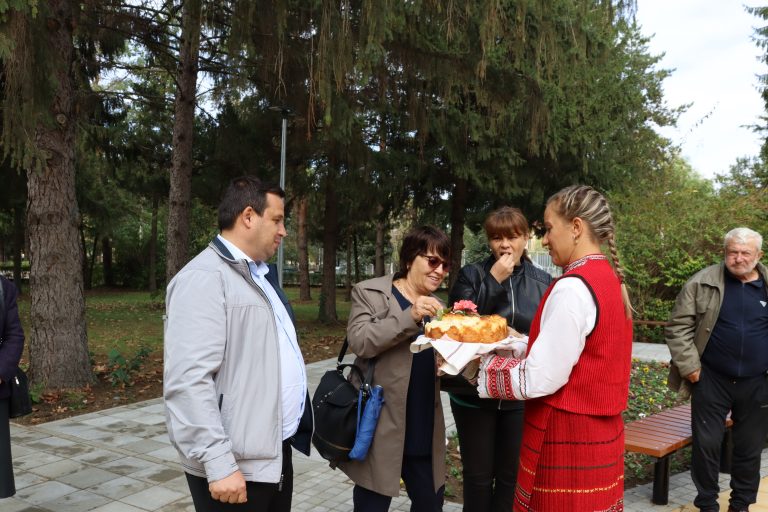 Козаревчани посрещнаха празника си с обновен площад и модернизирана зона за обществен отдих