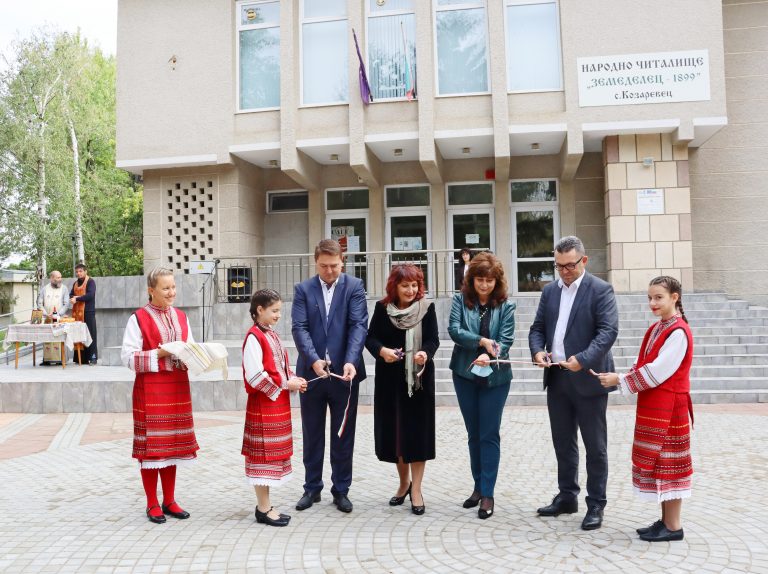 Горещи новини | Козаревчани посрещнаха празника си с обновен площад и модернизирана зона за обществен отдих
