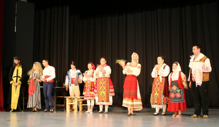 Младите лясковски актьори представиха комедията “Село, село, пусто село”