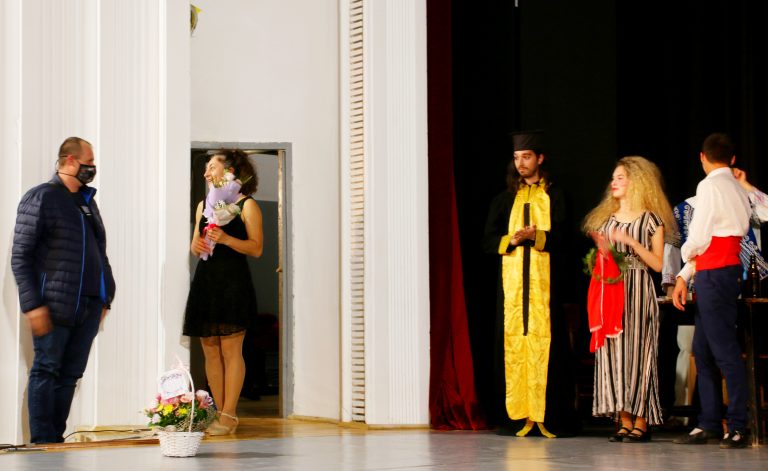 Горещи новини | Младите лясковски актьори представиха комедията “Село, село, пусто село”