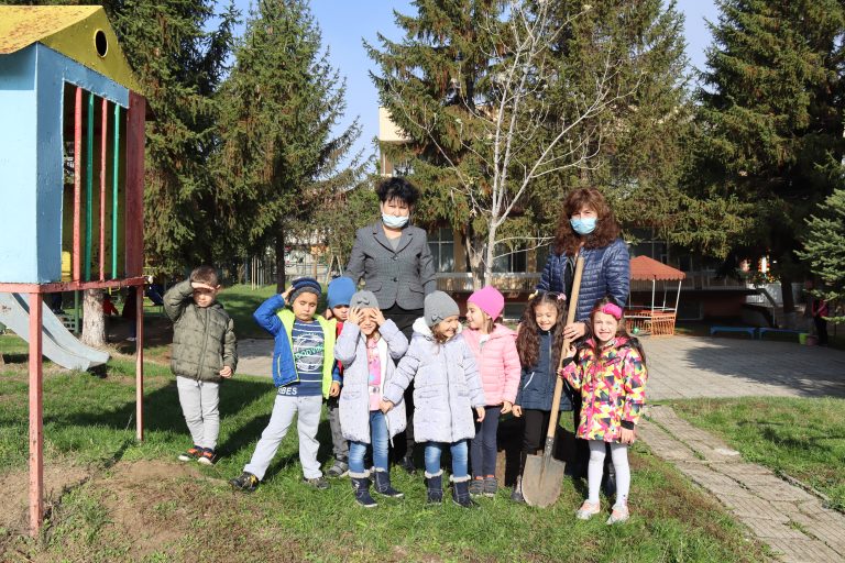 Със засаждането на дръвче децата от лясковската градина „Радост“ приключиха свой екопроект