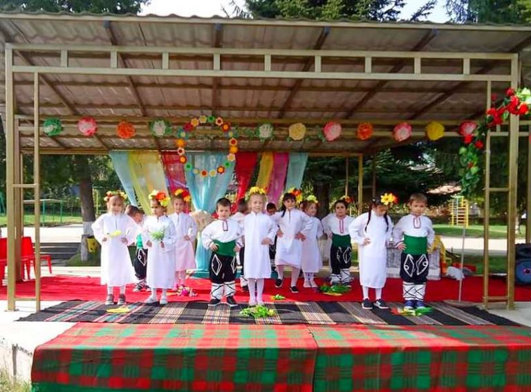 Със засаждането на дръвче децата от лясковската градина „Радост“ приключиха свой екопроект