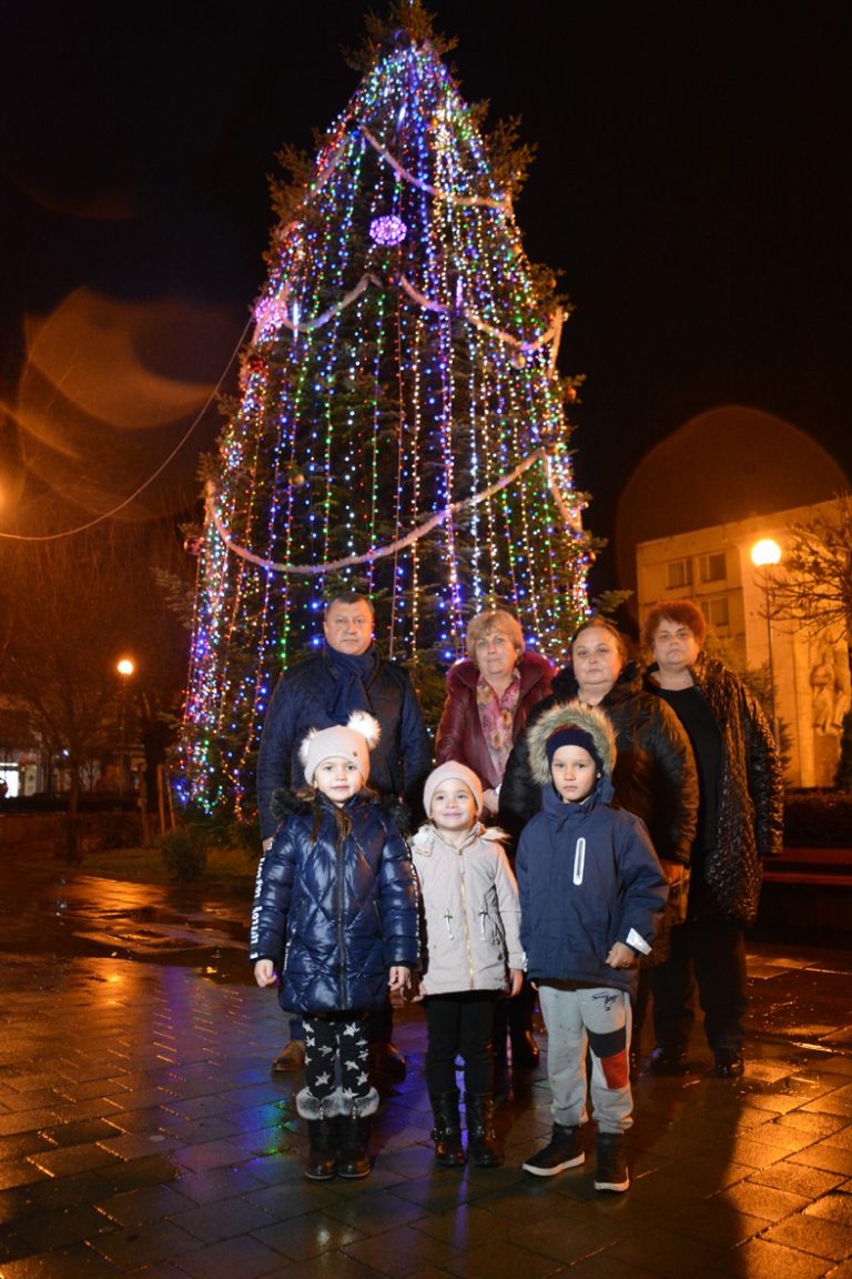 Общество | Героите в бели престилки запалиха коледната украса в Павликени