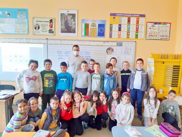 Горещи новини | Най-старото лясковско училище отбеляза своя патронен празник