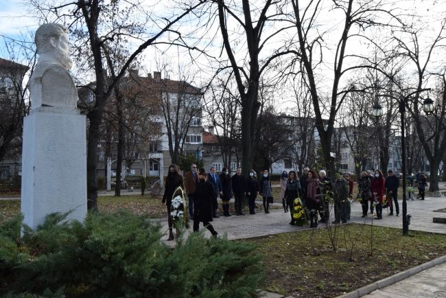 Горна Оряховица | Ръководството на Община  Г. Оряховица почете Ботев
