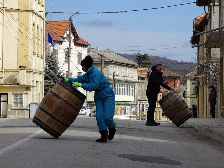 Веселка Живкова и Петьо Обретенчев спечелиха състезанието по търкаляне на бурета в Сухиндол
