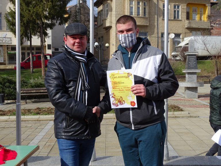 Веселка Живкова и Петьо Обретенчев спечелиха състезанието по търкаляне на бурета в Сухиндол