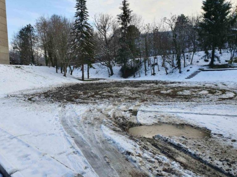 Свищов | Вандали вилняха в местността Паметниците край Свищов