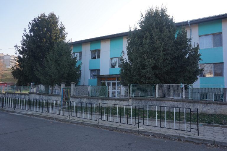 Свищов | С близо 200 000 лв. ремонтират фасадата  и оградата на ДГ “Слънчо” в Свищов