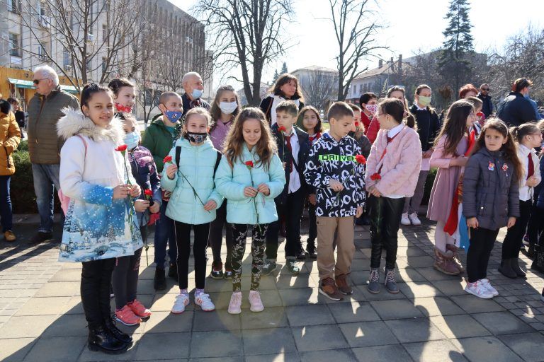 Горещи новини | С поклонение към героите и благодарствен молебен лясковчани отбелязаха 143 години Освобождение
