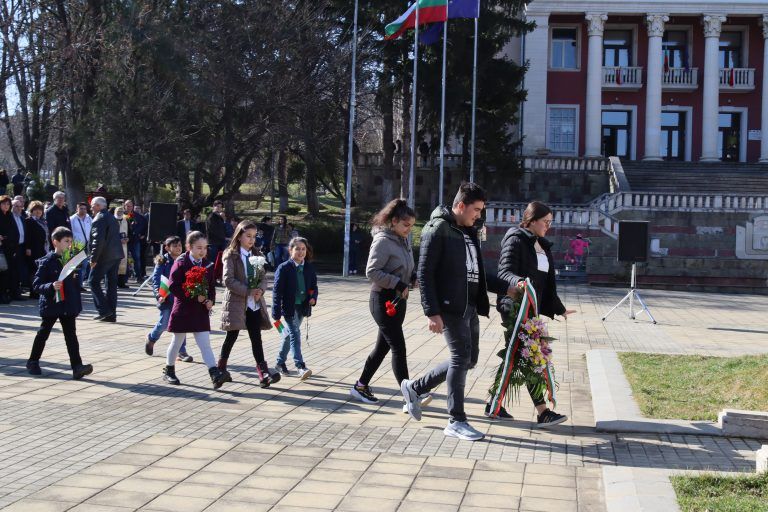 С поклонение към героите и благодарствен молебен лясковчани отбелязаха 143 години Освобождение