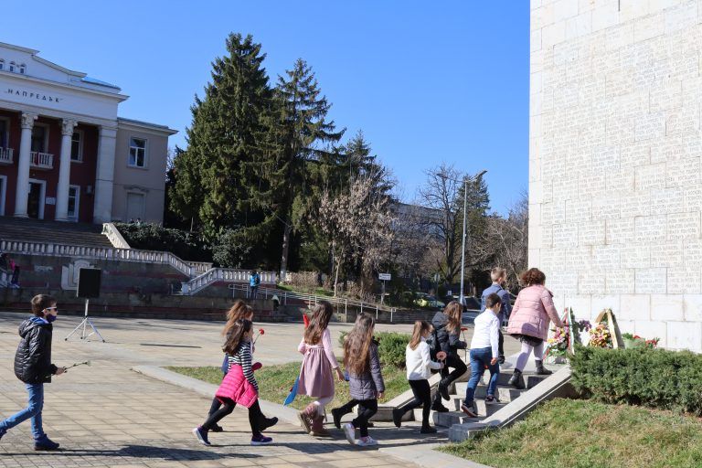 С поклонение към героите и благодарствен молебен лясковчани отбелязаха 143 години Освобождение