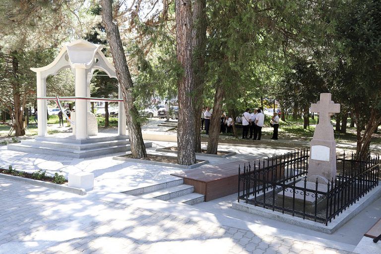 Откриха монумент в памет на  Уста Колю Фичето във В. Търново