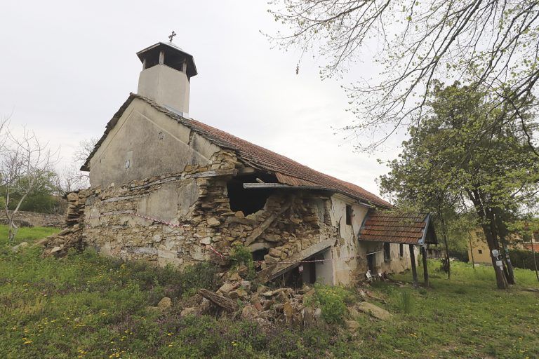 Църквата във Ветринци тъне в разруха