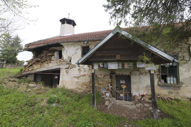 Църквата във Ветринци тъне в разруха