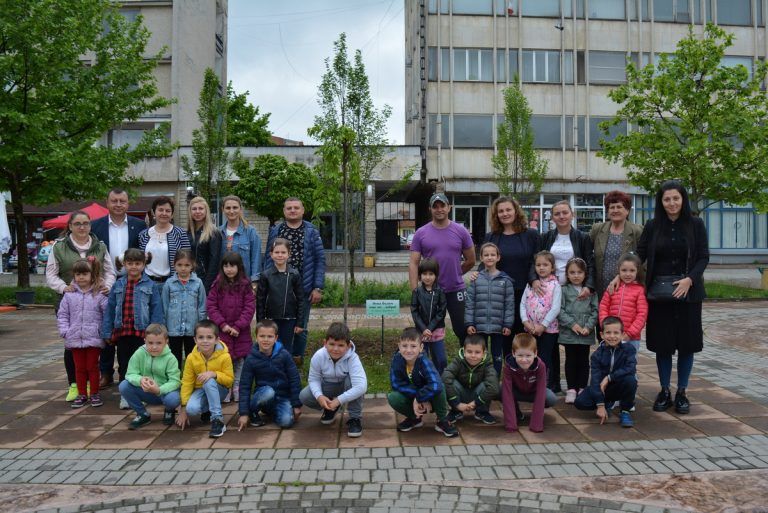 Японска плачеща вишна засадиха в Павликени децата от ДГ „Слънце“