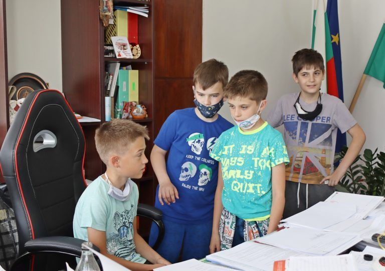 Лясковски ученици изкараха часа си, посветен на местното самоуправление при кмета на Общината