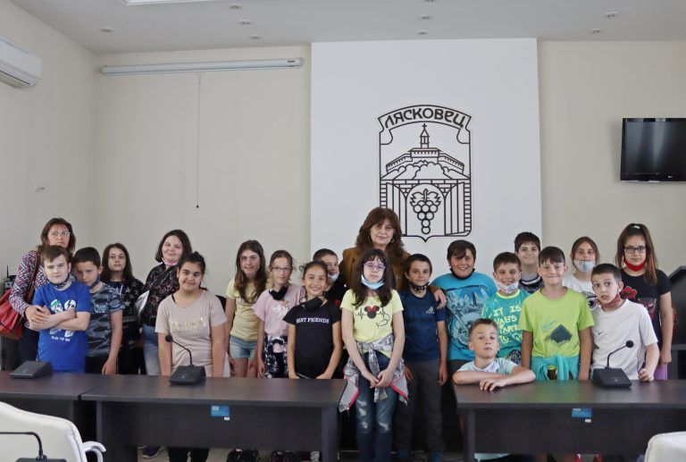 Лясковски ученици изкараха часа си, посветен на местното самоуправление при кмета на Общината