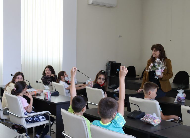 Лясковски ученици изкараха часа си, посветен на местното самоуправление при кмета на Общината