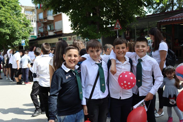 Горещи новини | В Лясковец учениците шестваха и изнесоха концертна програма за 24 май