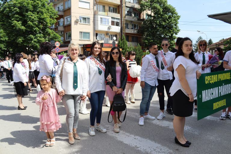 В Лясковец учениците шестваха и изнесоха концертна програма за 24 май