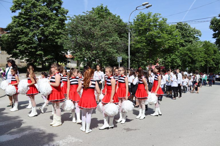 В Лясковец учениците шестваха и изнесоха концертна програма за 24 май