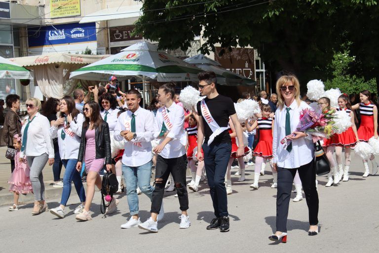 В Лясковец учениците шестваха и изнесоха концертна програма за 24 май